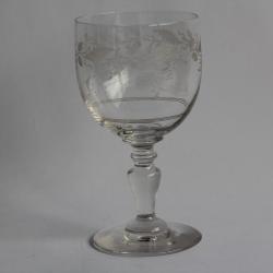 Verre à pied cristal gravé feuilles de chêne monogramme A. P.