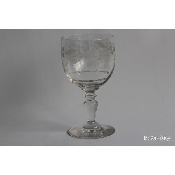 Verre � pied cristal grav� feuilles de ch�ne monogramme A. P.