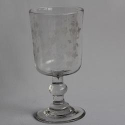 Verre à pied fleurs fuchsia