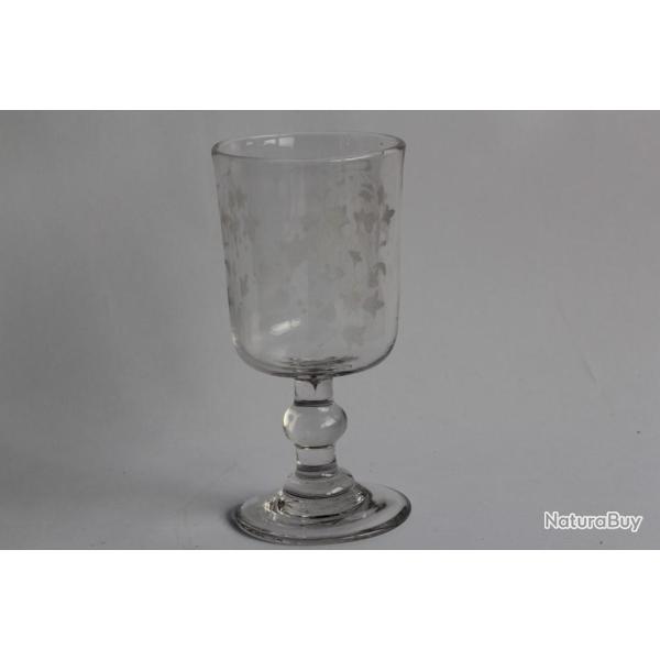 Verre � pied fleurs fuchsia