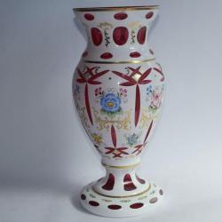 Grand vase overlay cristal de Bohême et opaline Moser