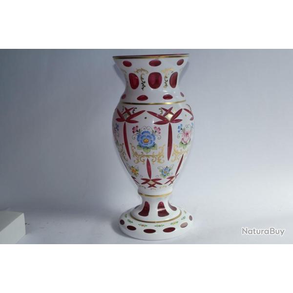 Grand vase overlay cristal de Boh�me et opaline Moser