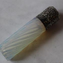 Flacon à sel argent et cristal opalescent