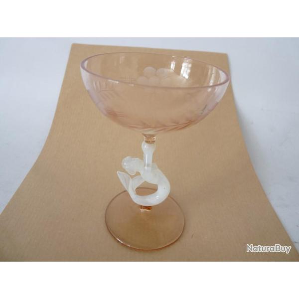 Petit verre souffl� pied sir�ne verreries