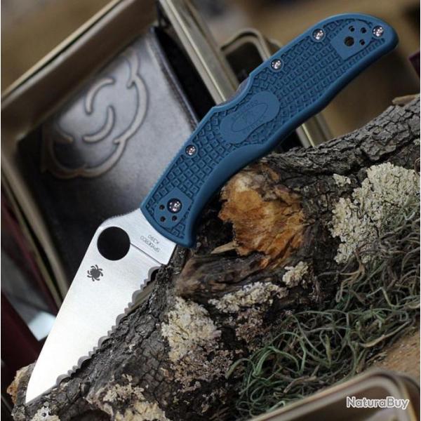 Couteau Spyderco Endela Lightweight K390 Lame Acier K390 Serrated Manche FRN Bleu Japan SC243FSK390