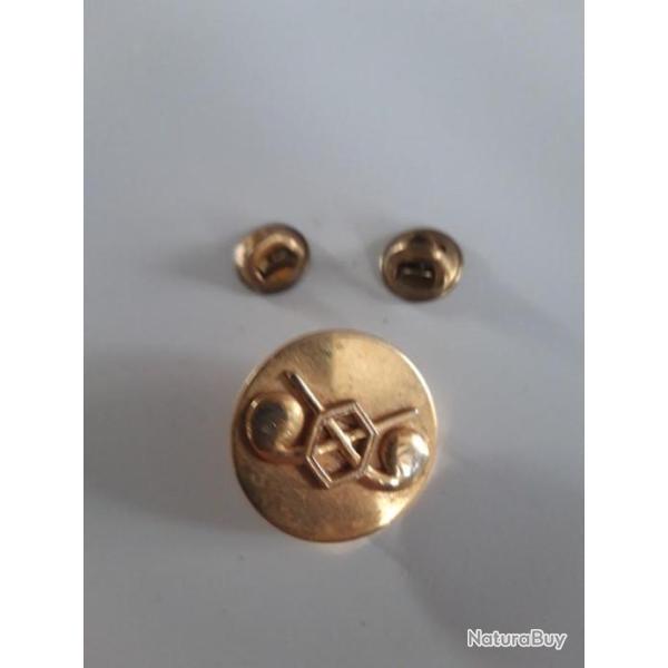 INSIGNE DE COL EN M�TAL DU CHEMICAL CORPS U.S.