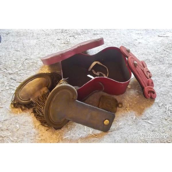 LOT DE PI�CES D'UNIFORME DE LA GARDE R�PUBLICAINE EN BOITE.