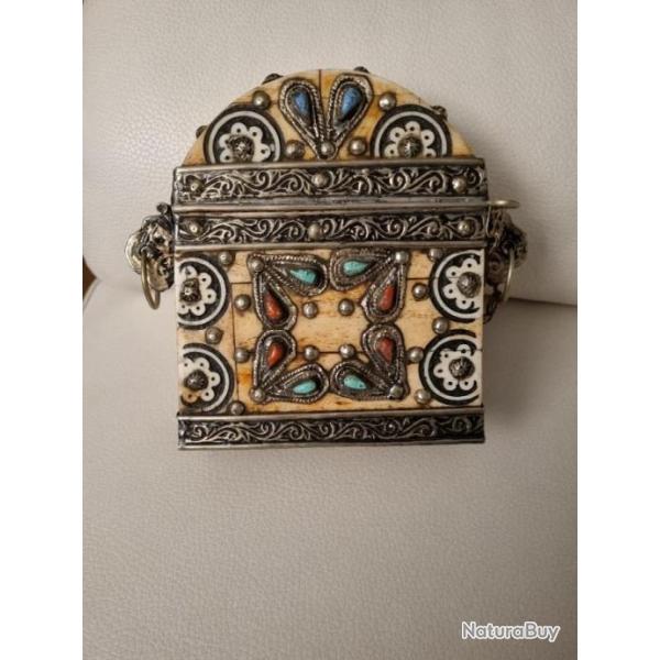Bo�te � munitions Maghreb en Os d�cor�e de pierres bleus et rouges