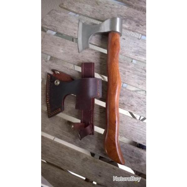 HACHE DE LANCER FER ACIER  MANCHE BOIS  AVEC ETUI DE CEINTURE  LONG 35 CM
