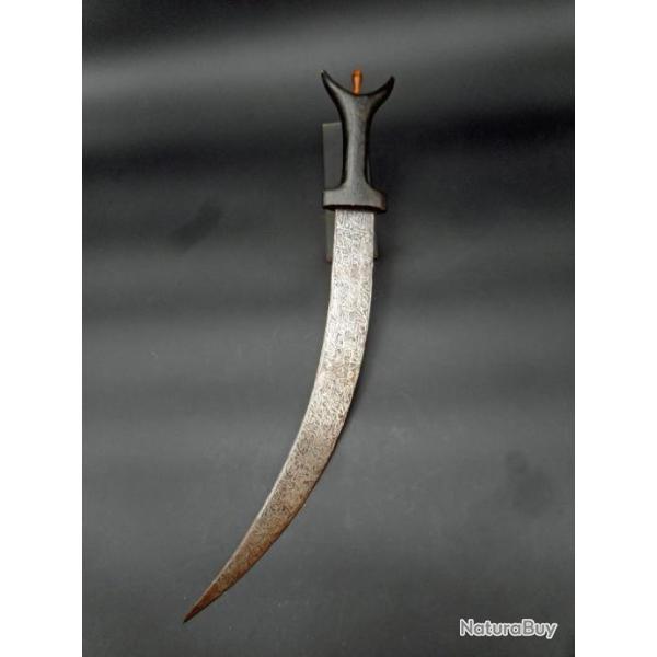LONG POIGNARD AFRICAIN DU SOUDAN, CIRCA 1900, LAME COUVERTE D'ECRITURES MEROITIQUE.