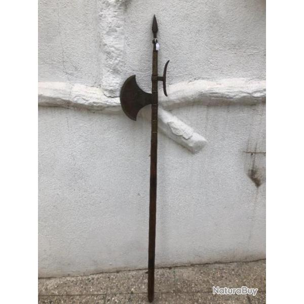 ancienne hache pic lance sur bois