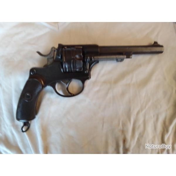 Revolver 1878  Calibre 10.4 mm suisse avec tous ses accessoires pour le tir.