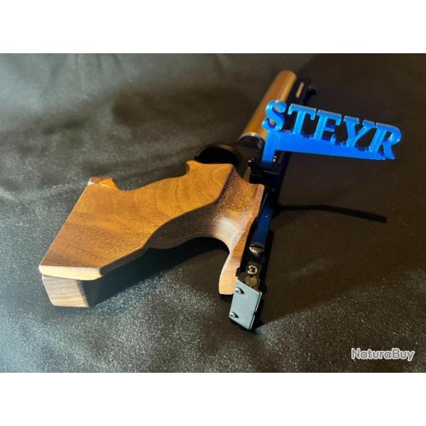 drapeau de s�curit� de couleur bleu � l'effigie de la marque Steyr