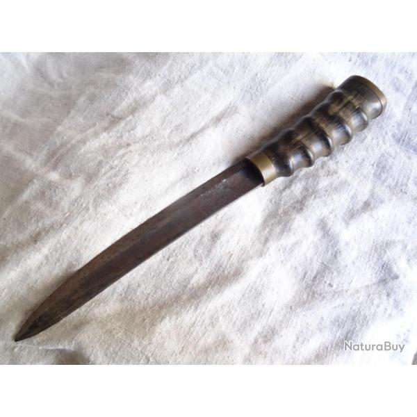 EF2) lot trs belle arme couteau dague , poigne ergonomique en corne brune , initiales = MS ou M5 ?