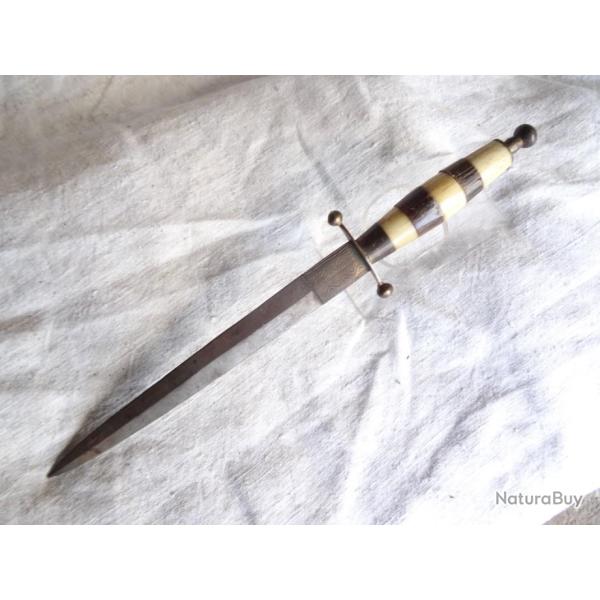 EF1) lot tr�s beau poignard a poign�e en rondelles de corne  , belle lame droite