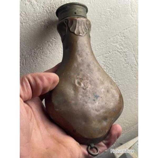 Poire � poudre XIX�ME ou avant en cuivre d�cors feuilles d'acanthes