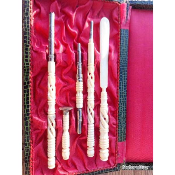 SUPERBE NECESSAIRE DE BUREAU DU 19 EME  EN   IVOIRE .  MERVEILLEUX TRAVAIL ARTISANAL .