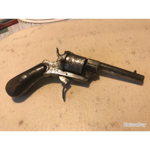 Pistolet. Style le faucheux