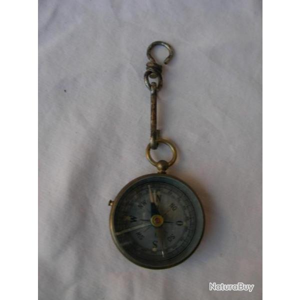 WW1/2 USALLEMAGNE BOUSSOLE TYPE AMRICAINE AVEC ATTACHE TYPE MILITAIRE OU CIVILE 4 CM DE DIAMTRE