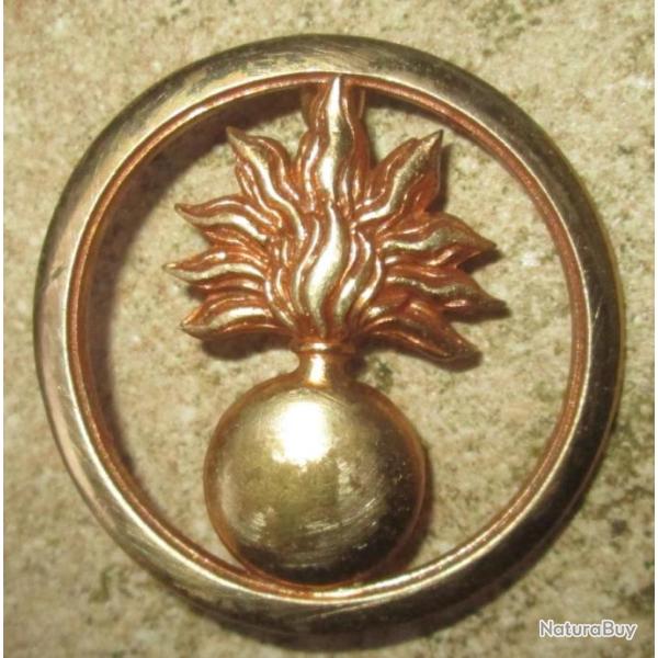 Ecoles Militaires, insigne de b�ret, dos embouti grav�, 2 anneaux