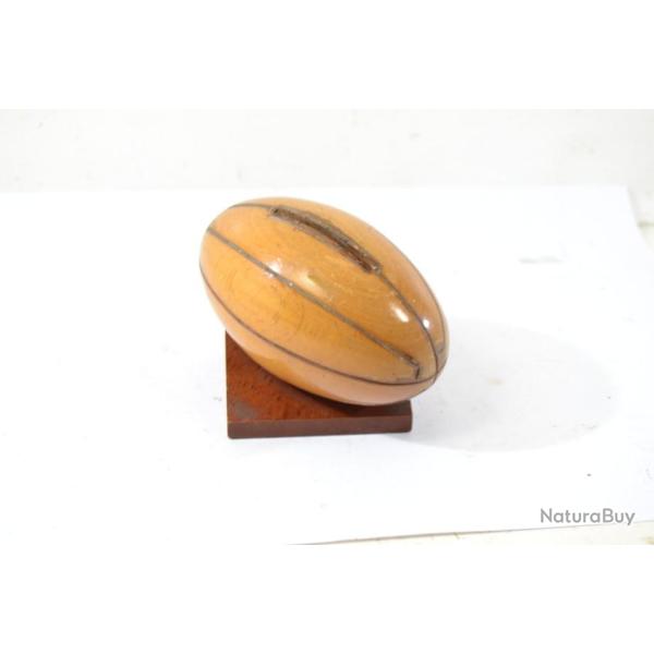 Ancienne tirelire vintage ann�es 1970 en forme de ballon de rugby, pas de serrure. A restaurer. Bois
