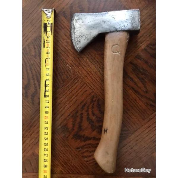 Hachette de camping , survie