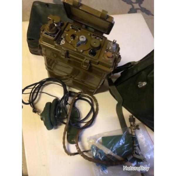 Radio militaire Chinois neuf et complet mod 884 piles du commerce ( fonction ok)