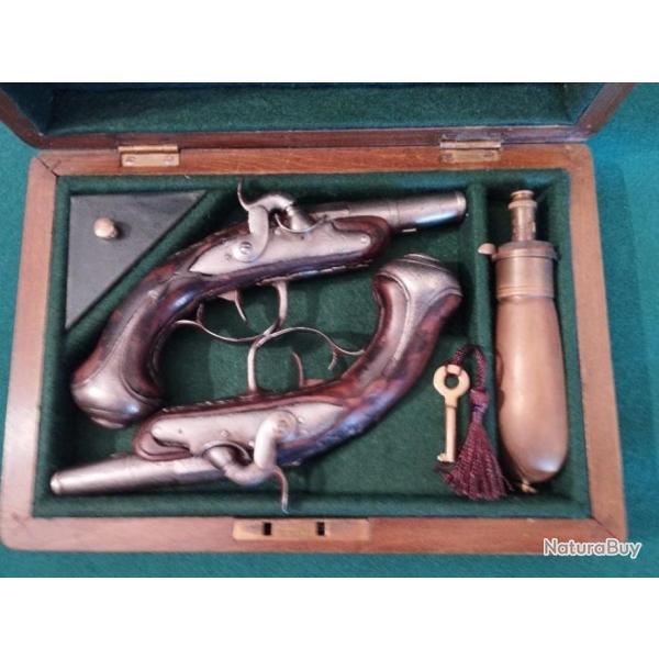Paire de pistolets  percussion franais  vers 1790 ,transforms  en percussion  1830 plus  coffret