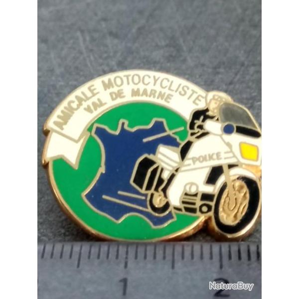 Pin's  POLICE AMICALE MOTOCYCLISTE VAL DE MARNE