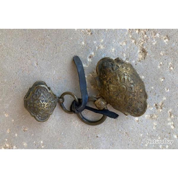 2 bracelets de bronze pour fourreau de sabre � l'oriental. D�but XIX�me