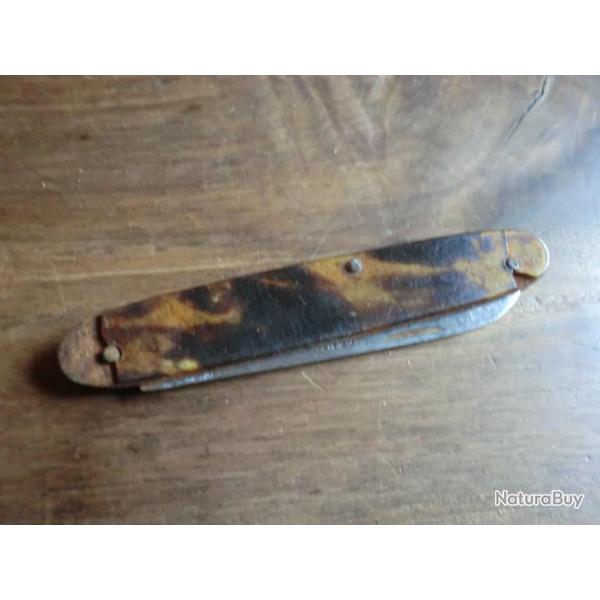 couteau de poche cont a paris  france