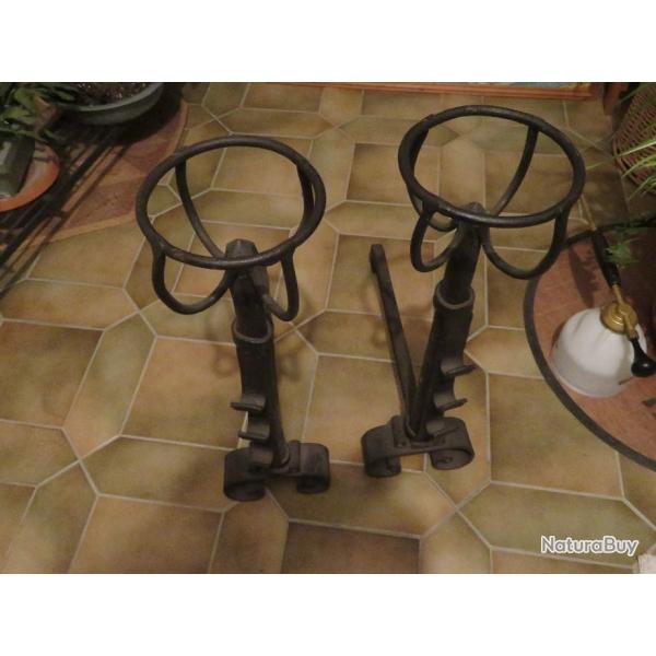 VINTAGE - Ancienne paire de landiers/chenets forg�e � la main avec Bol & Crochets en fonte