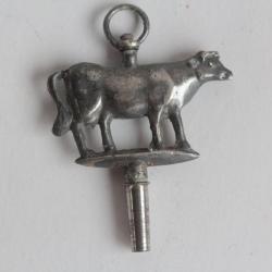 Cl&eacute; remontoir argent zoomorphe Vache Montre &agrave; gousset XVIIIe si&egrave;cle