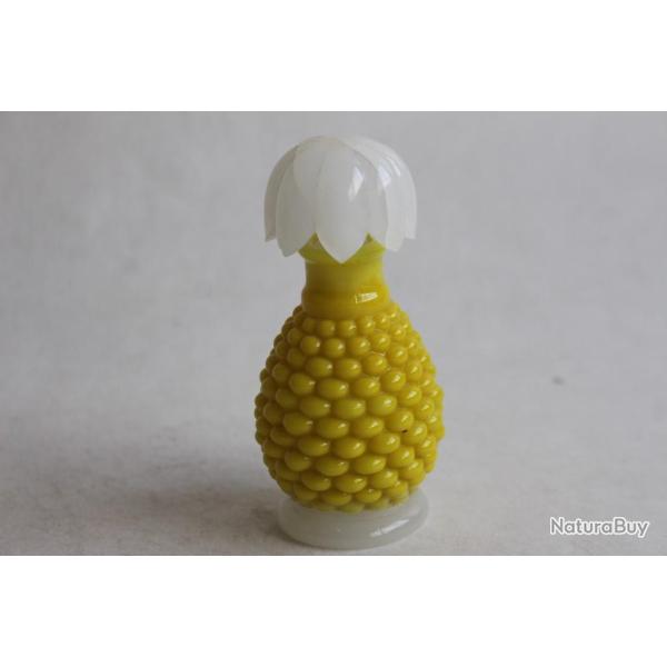 Ancien flacon de parfum Carr�re Vent Fou verre opalin jaune Rare