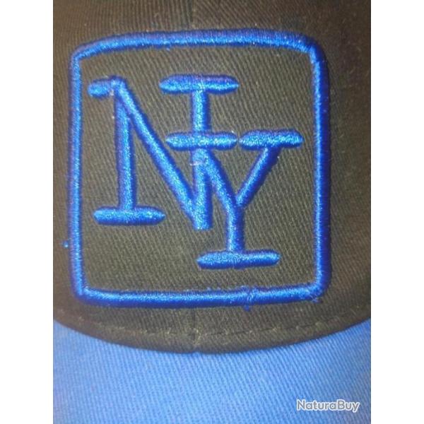 casquette noire et bleu "NY".