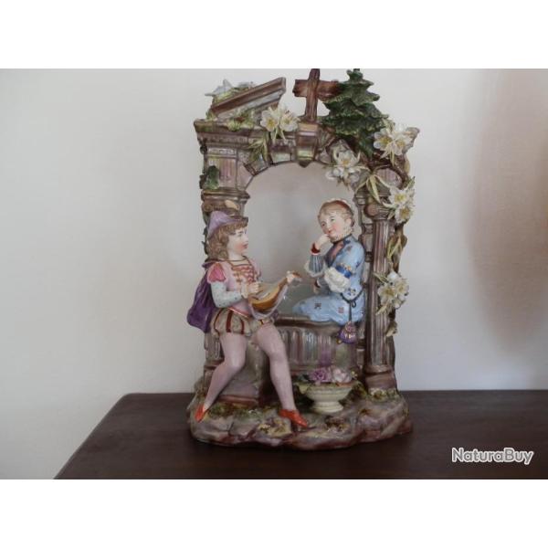 Puits aux amoureux, en biscuit de porcelaine, sign� R MOLLER