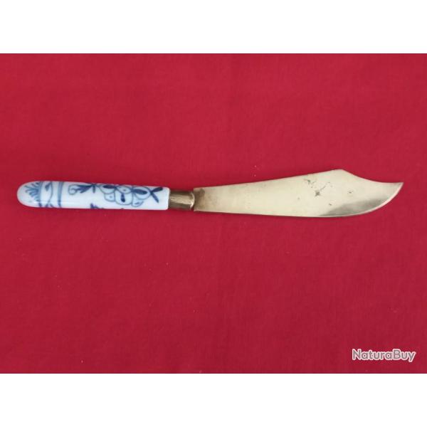 RARE  couteau � poisson ou � fromage  il est en bronze et porcelaine