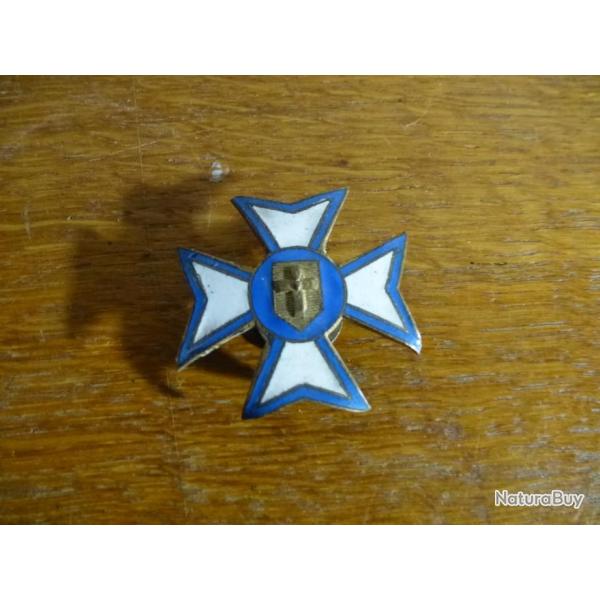 T P CROIX BLEU ET BLANCHE EMAILLEE BOUTONNIERES