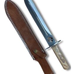 Couteau de chasse &agrave; lame ajour&eacute;e avec repr&eacute;sentation t&ecirc;te de cerf