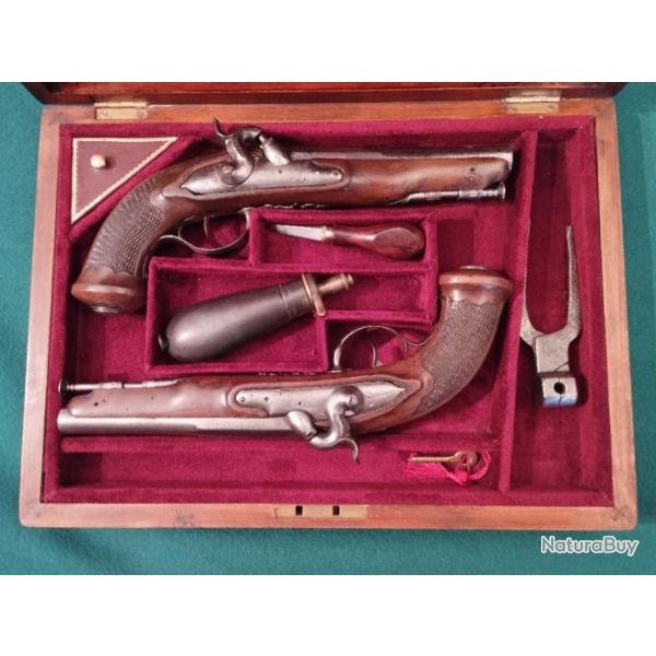 Paire de Pistolets Franaises de Percussion circa 1835 dans un coffret et acessoires.