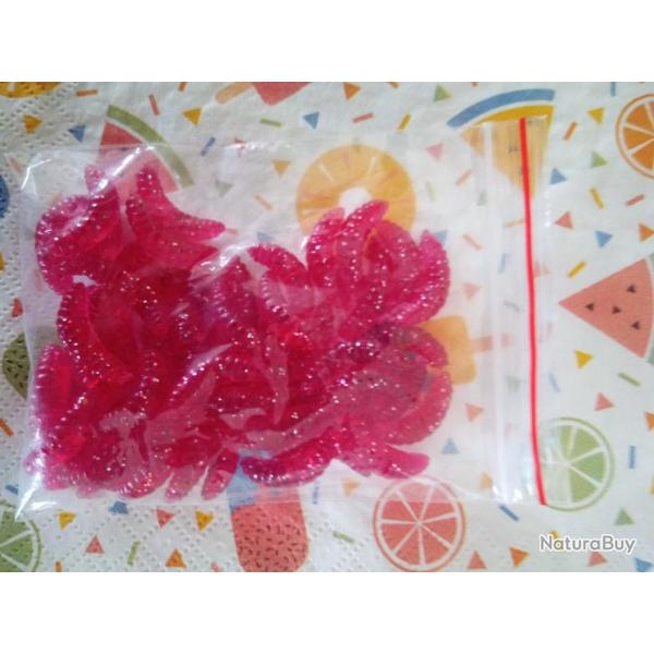 Leurre souple de deux cm, rouge vif avec paillettes.