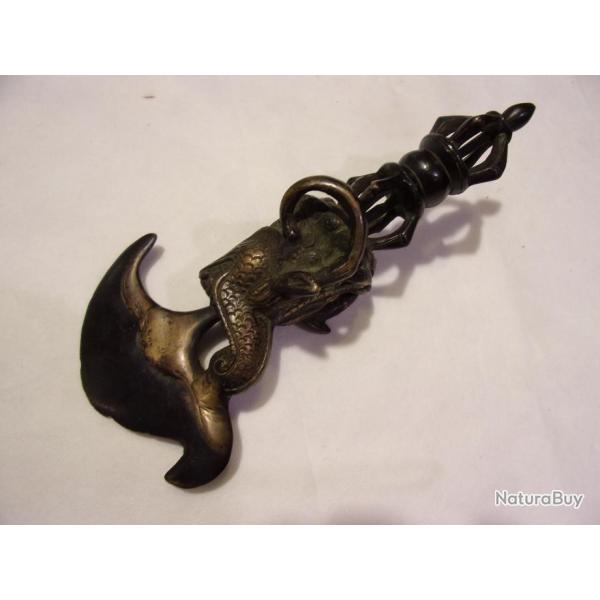 Rare hache de sacrifice PHURBU Tib�taine XIX�me en bronze � 2 patines