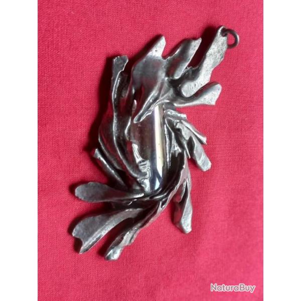 Tr�s joli pendentif " BRUTALISTE "