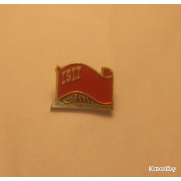 Badge 1917 sur drapeau rouge (r�volution russe).