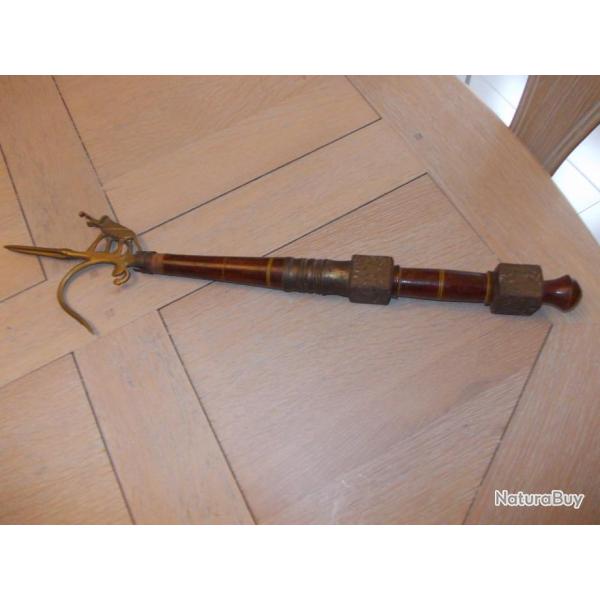 ANCIENNE DAGUE SCULTEE LAITON ET BOIS