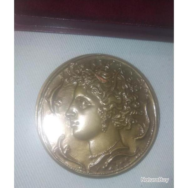 M�daille de table dans sa bo�te - bronze - syndicat g�n�ral de la construction �lectrique. 1973.