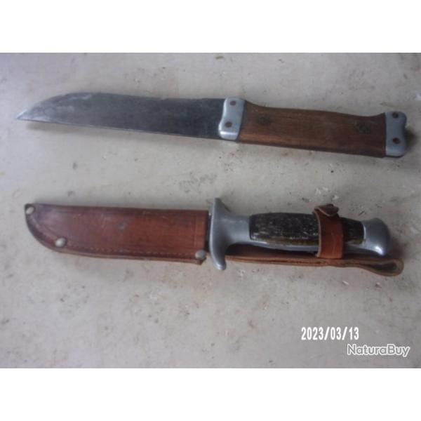 lot de deux couteaux dont un avec etui