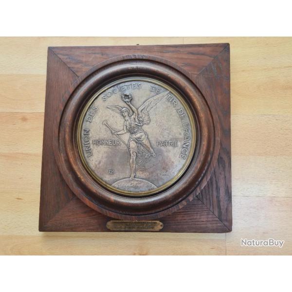 Prix de tir grande m�daille en bronze cadre ch�ne 42 cm. Championnat des Lyc�es et Coll�ges.