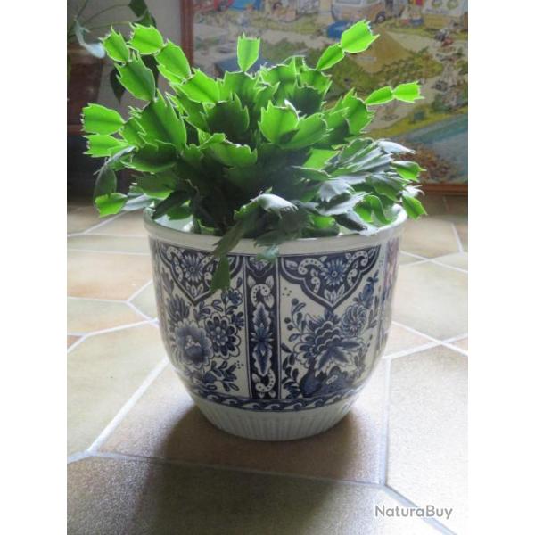 Cache pot Boch � d�cor floral bleu Holland pour la Royal Sphinx Holland d�cor Delft. (XX�me si�cle)