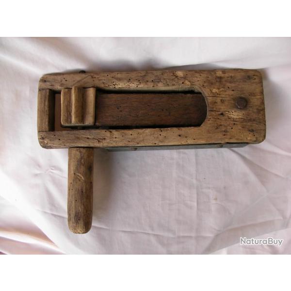 WW2 ANGLETERRE CRECELLE ANGLAISE MILITAIRE EN BOIS POUR ALERTES ATTAQUES A�RIENS ET GAZ